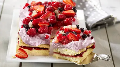 Bunter Beeren-Blechkuchen Rezept - Foto: LECKER @ Bauer Media Group