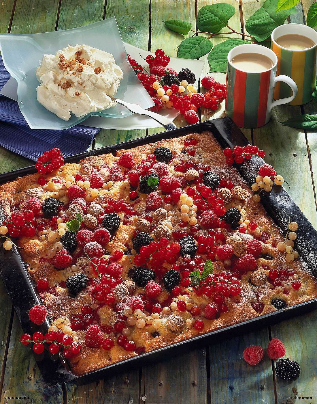 Bunter Beerenkuchen mit Amarettosahne Rezept | LECKER