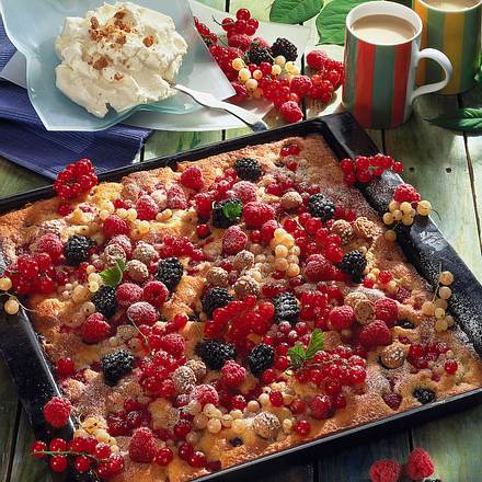 Bunter Beerenkuchen mit Amarettosahne Rezept Bunter Beerenkuchen mit Amarettosahne Rezept