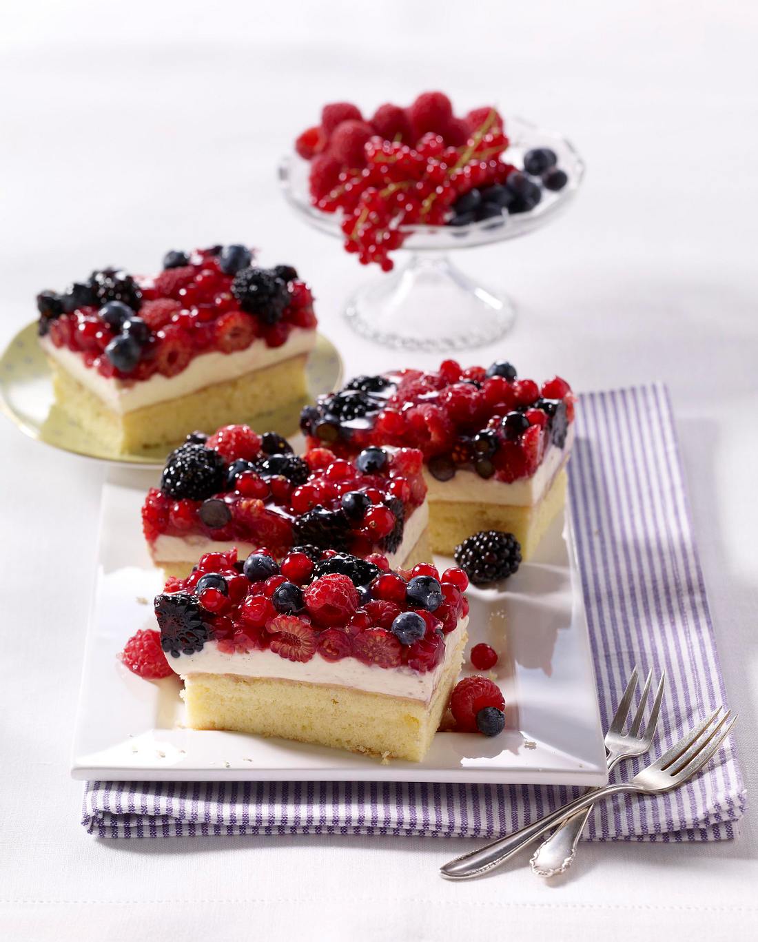 Bunter Beerenkuchen vom Blech Rezept | LECKER Bunter Beerenkuchen vom Blech Rezept | LECKER