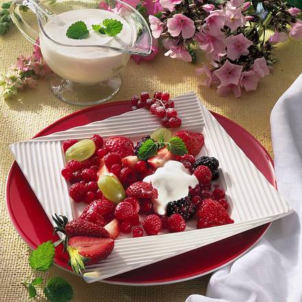 Bunter Beerensalat mit Joghurt-Minzsoße Rezept