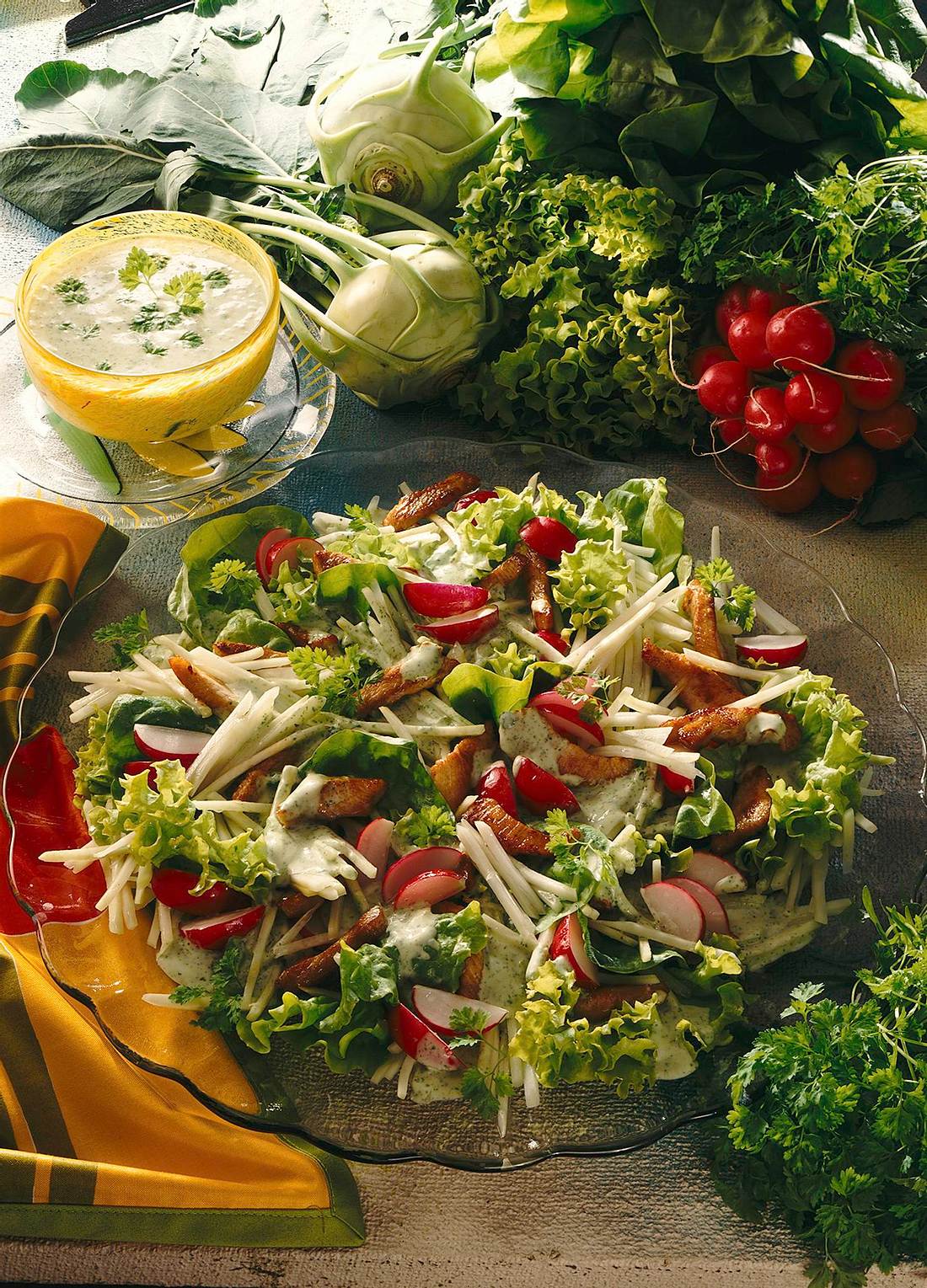 Bunter Blattsalat mit Kerbel-Joghurt-Soße Rezept | LECKER