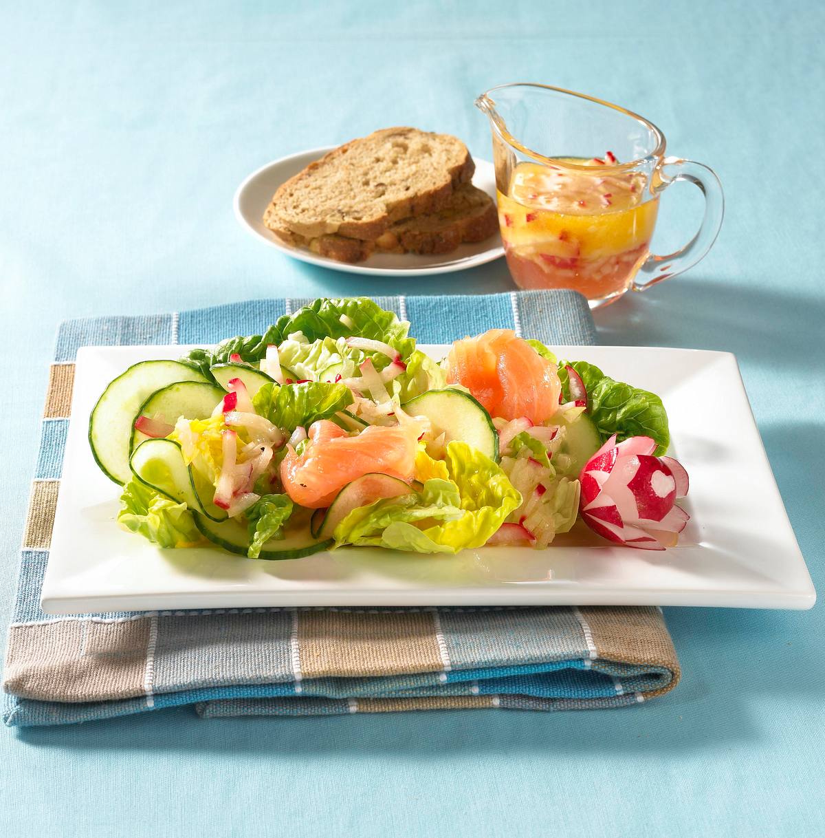 Bunter Blattsalat mit Räucherlachs und Radieschen-Vinaigrette Rezept