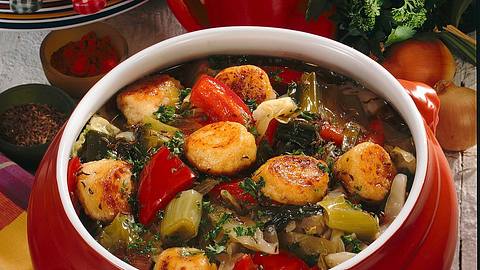 Bunter Eintopf mit Kartoffeltalern Rezept - Foto: House of Food / Bauer Food Experts KG