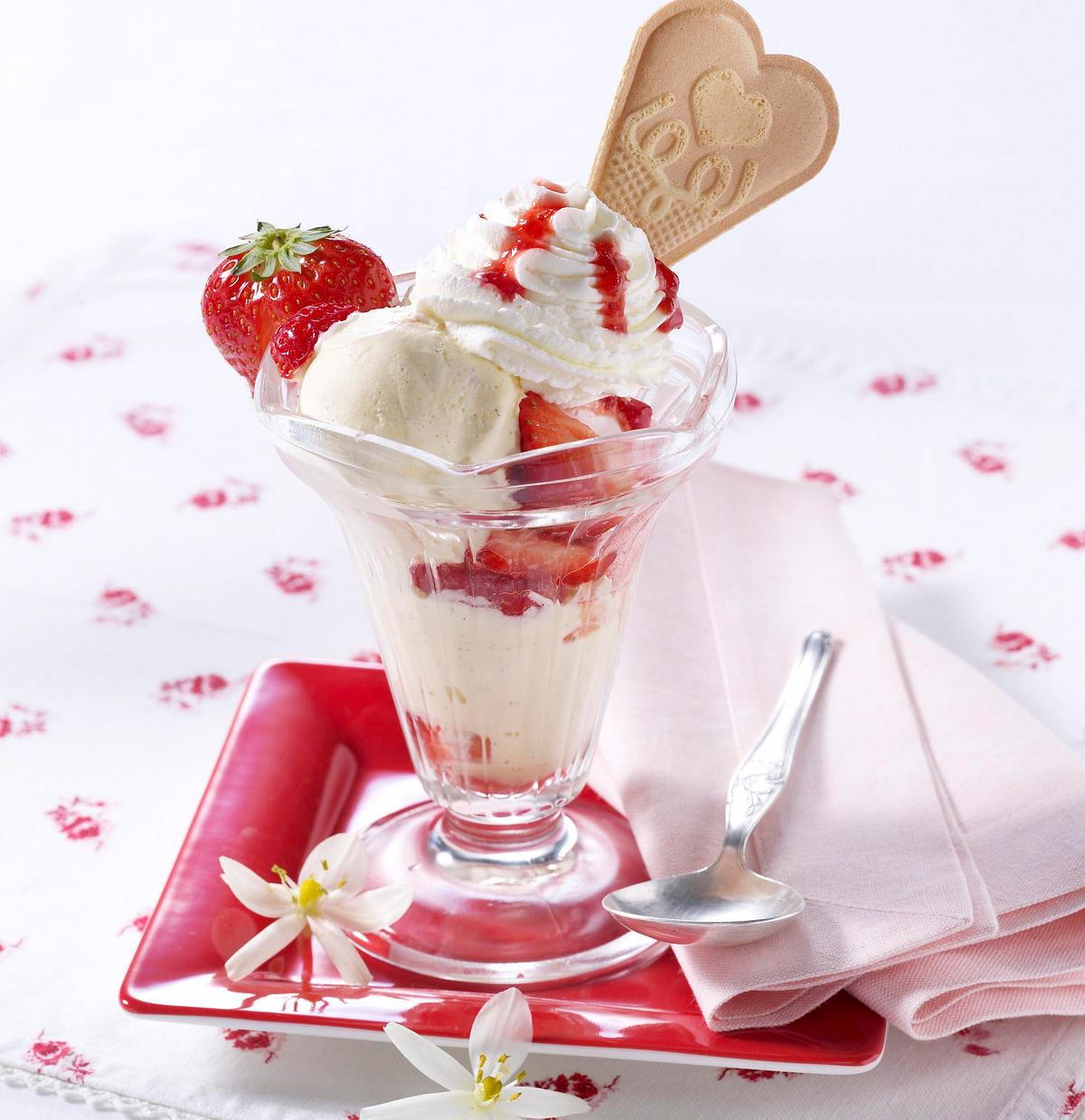 Bunter Eisbecher mit Erdbeeren Rezept