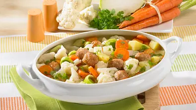 Bunter Frühlingseintopf mit Fleischklößchen Rezept - Foto: LECKER @ Bauer Media Group