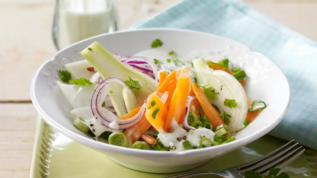 Bunter Gemüsesalat mit warmen Knoblauch-Dressing Rezept - Foto: LECKER @ Bauer Media Group