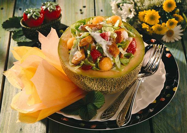 Bunter Hähnchen-Fruchtsalat in Melonenhälften Rezept Bunter Hähnchen-Fruchtsalat in Melonenhälften Rezept