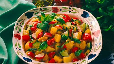 Bunter Kartoffelsalat Rezept - Foto: LECKER @ Bauer Media Group