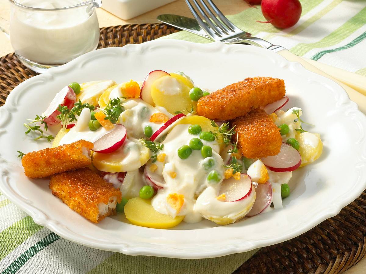 Bunter Kartoffelsalat mit Fischstäbchen Rezept