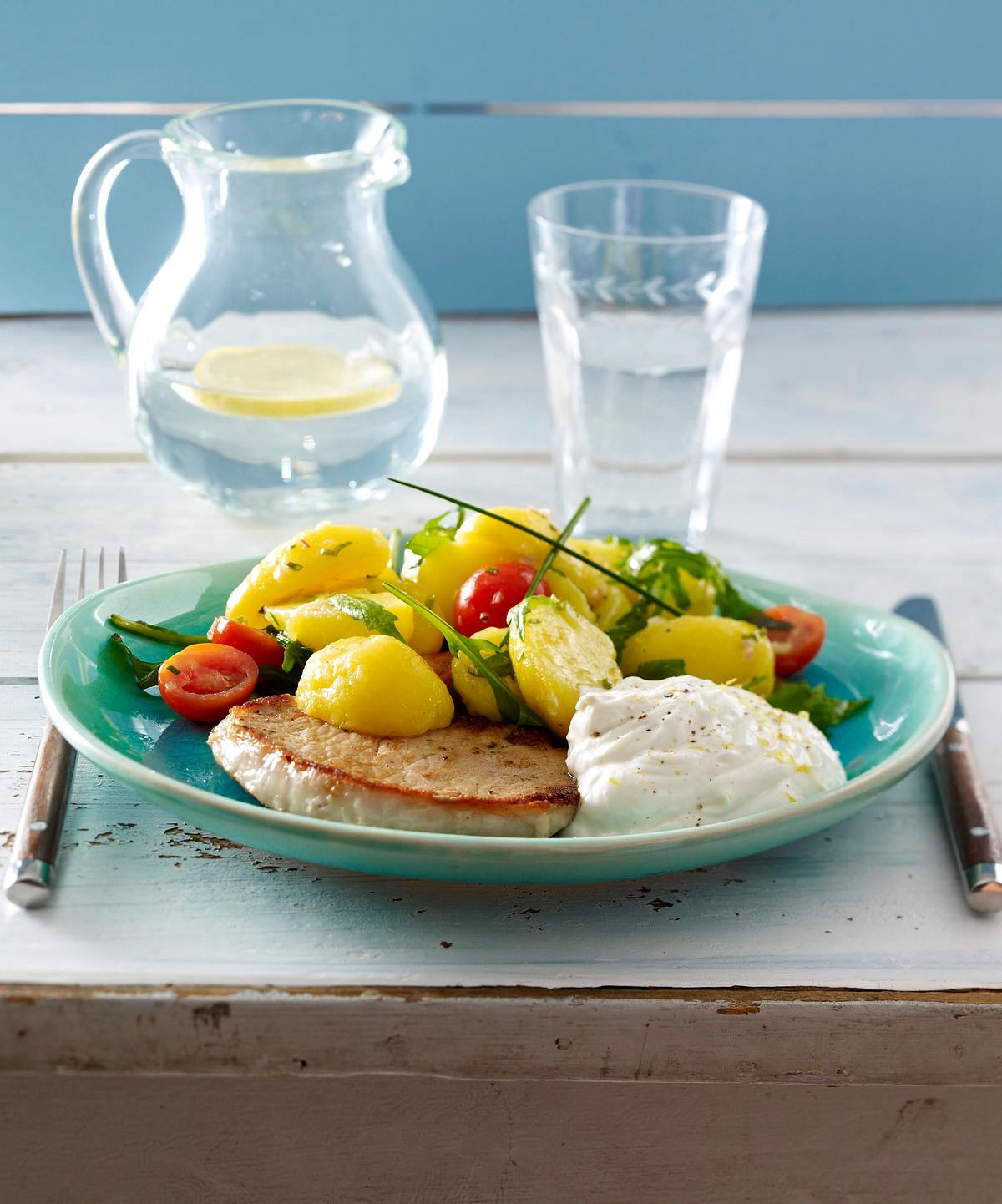 Bunter Kartoffelsalat mit Minutensteak und Zitronenquark Rezept