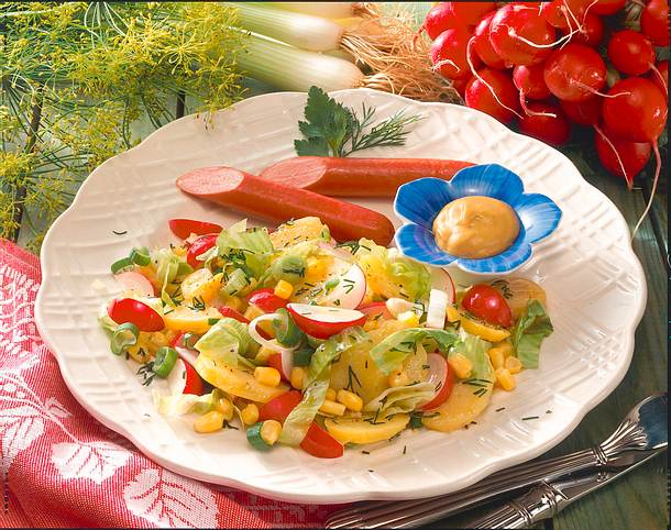 Bunter Kartoffelsalat mit Würstchen Rezept Bunter Kartoffelsalat mit Würstchen Rezept