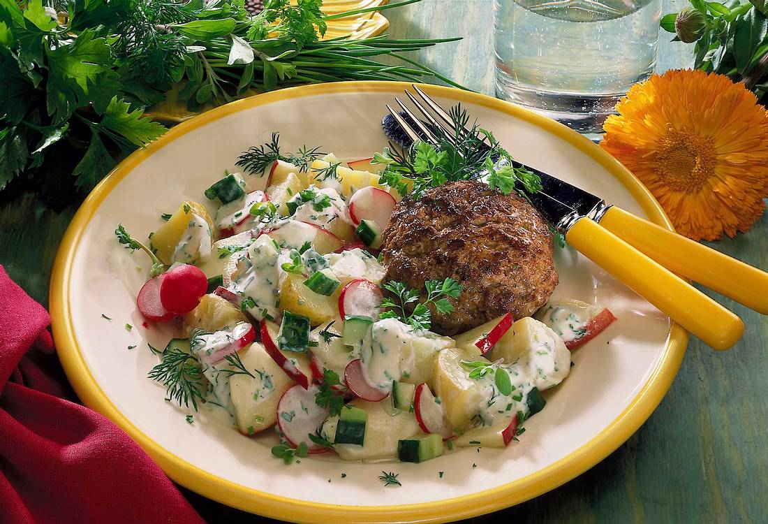 Bunter-Kräuter-Kartoffelsalat mit Frikadellen Rezept | LECKER