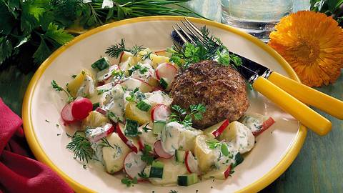 Bunter-Kräuter-Kartoffelsalat mit Frikadellen Rezept - Foto: Neckermann