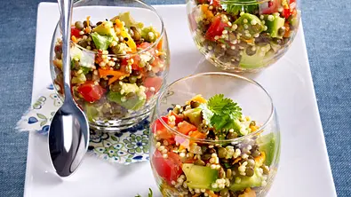 Bunter Linsen-Quinoa Salat Rezept - Foto: LECKER @ Bauer Media Group