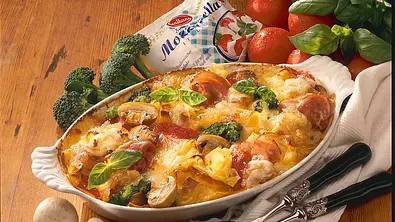 Bunter Nudelauflauf mit Mozzarella Rezept - Foto: LECKER @ Bauer Media Group