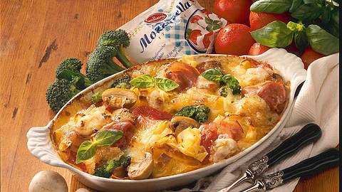 Bunter Nudelauflauf mit Mozzarella Rezept - Foto: Neckermann