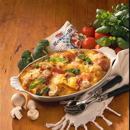 Bunter Nudelauflauf mit Mozzarella Rezept