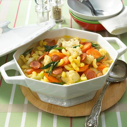 Bunter Nudeleintopf mit Würstchen Rezept