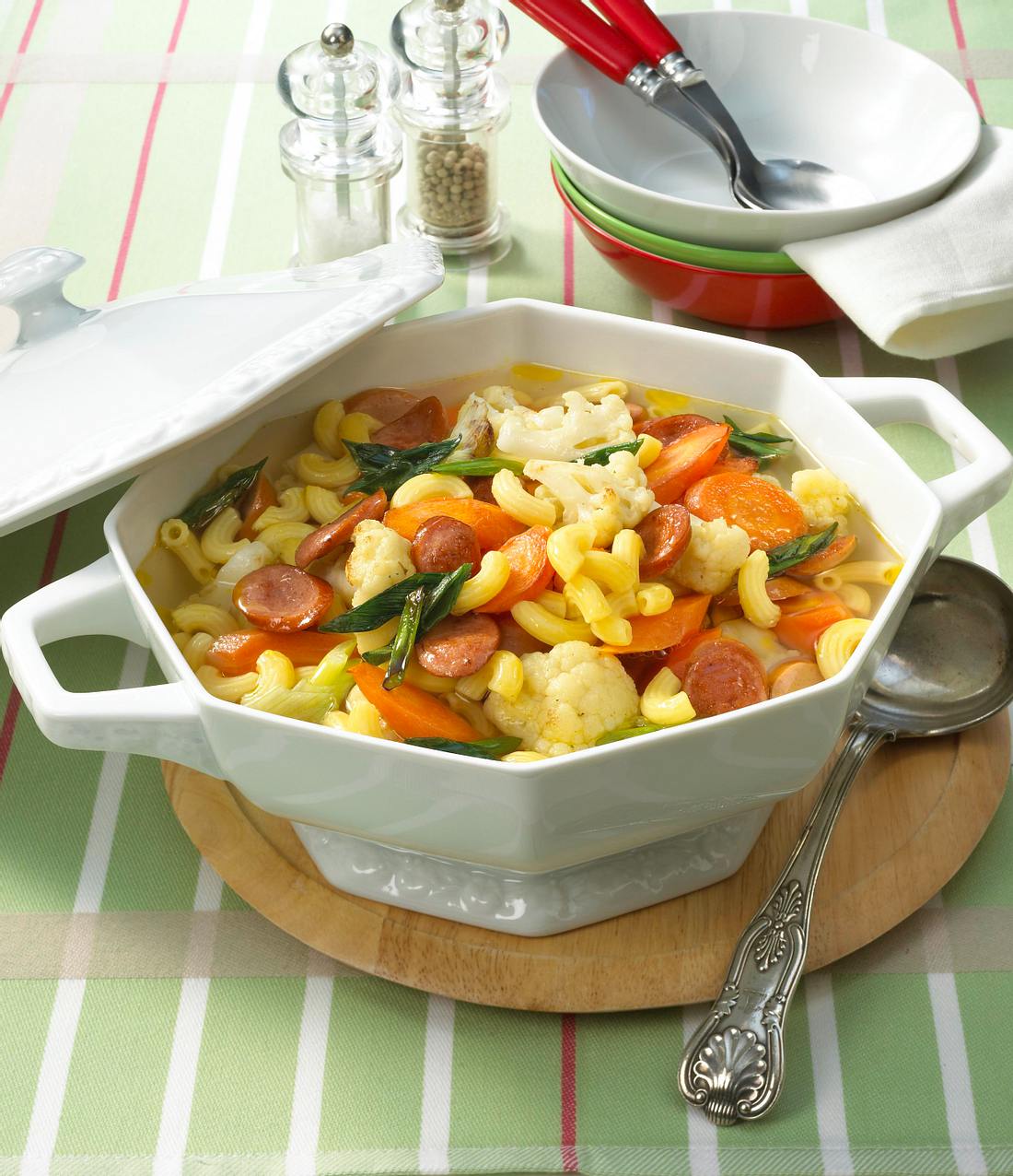 Bunter Nudeleintopf mit Würstchen Rezept | LECKER