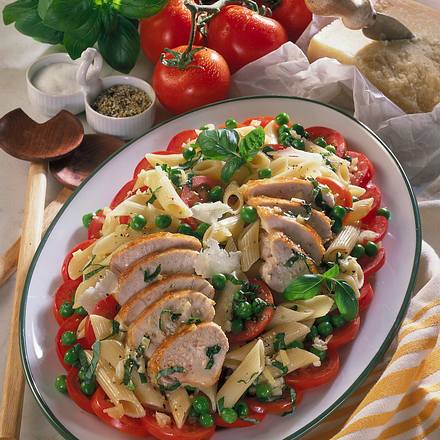 Bunter Nudelsalat mit Basilikum-Vinaigrette und Hähnchenfilets Rezept Bunter Nudelsalat mit Basilikum-Vinaigrette und Hähnchenfilets Rezept
