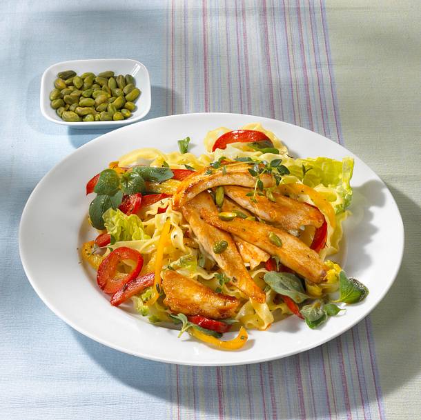 Bunter Nudelsalat mit Hähnchenfiletstreifen Rezept Bunter Nudelsalat mit Hähnchenfiletstreifen Rezept