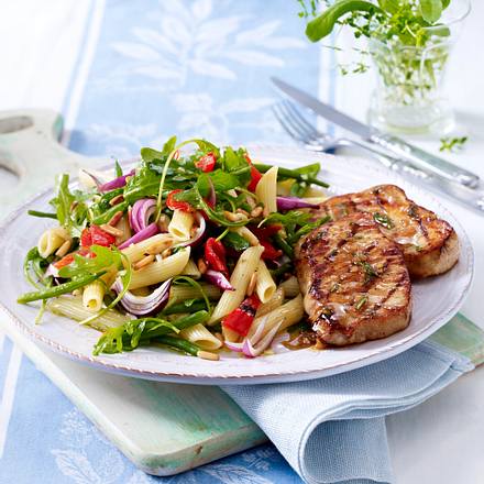 Bunter Nudelsalat mit Putenfiletsteak Rezept Bunter Nudelsalat mit Putenfiletsteak Rezept