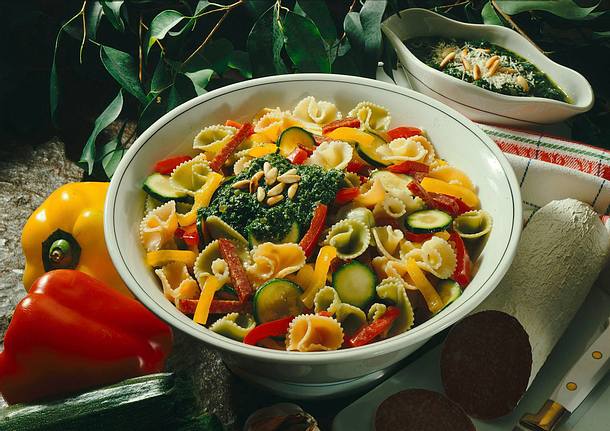 Bunter Nudelsalat mit Spinatsoße Rezept