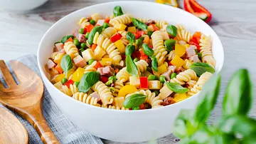 Bunter Nudelsalat ohne Mayo - Foto: ShowHeroes für LECKER @ Bauer Media Group