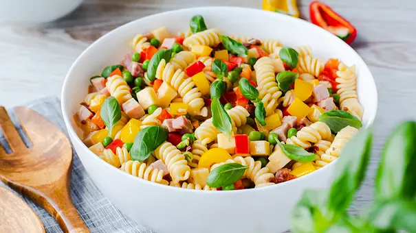 Bunter Nudelsalat ohne Mayo - Foto: ShowHeroes für LECKER @ Bauer Media Group