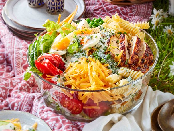 Bunter Nudel-Schichtsalat Rezept