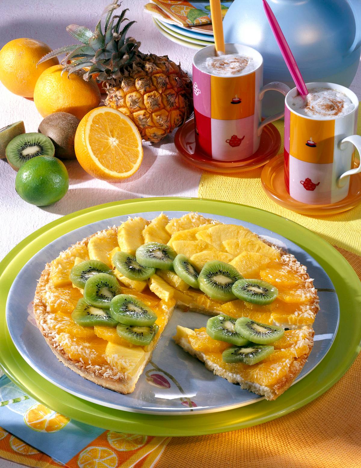 Bunter Obstkuchen mit Ananas, Kiwi und Clementinen auf Kokoscreme Rezept