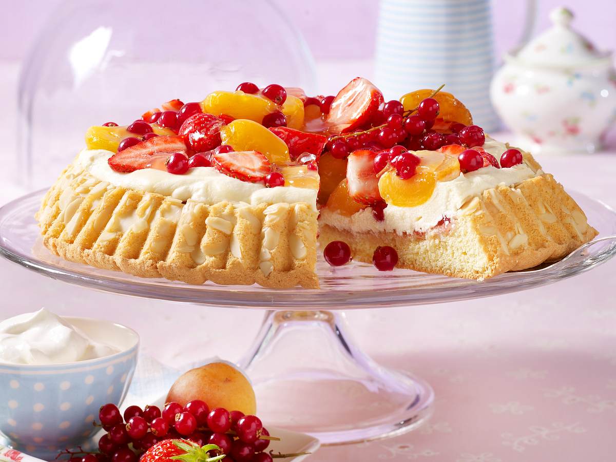 Bunter Obstkuchen mit Mandelcreme Rezept