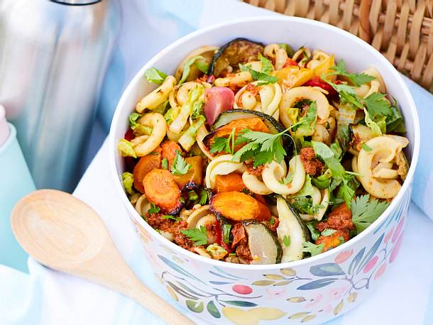 Bunter Ofengemüse-Nudelsalat mit rotem Pesto Rezept