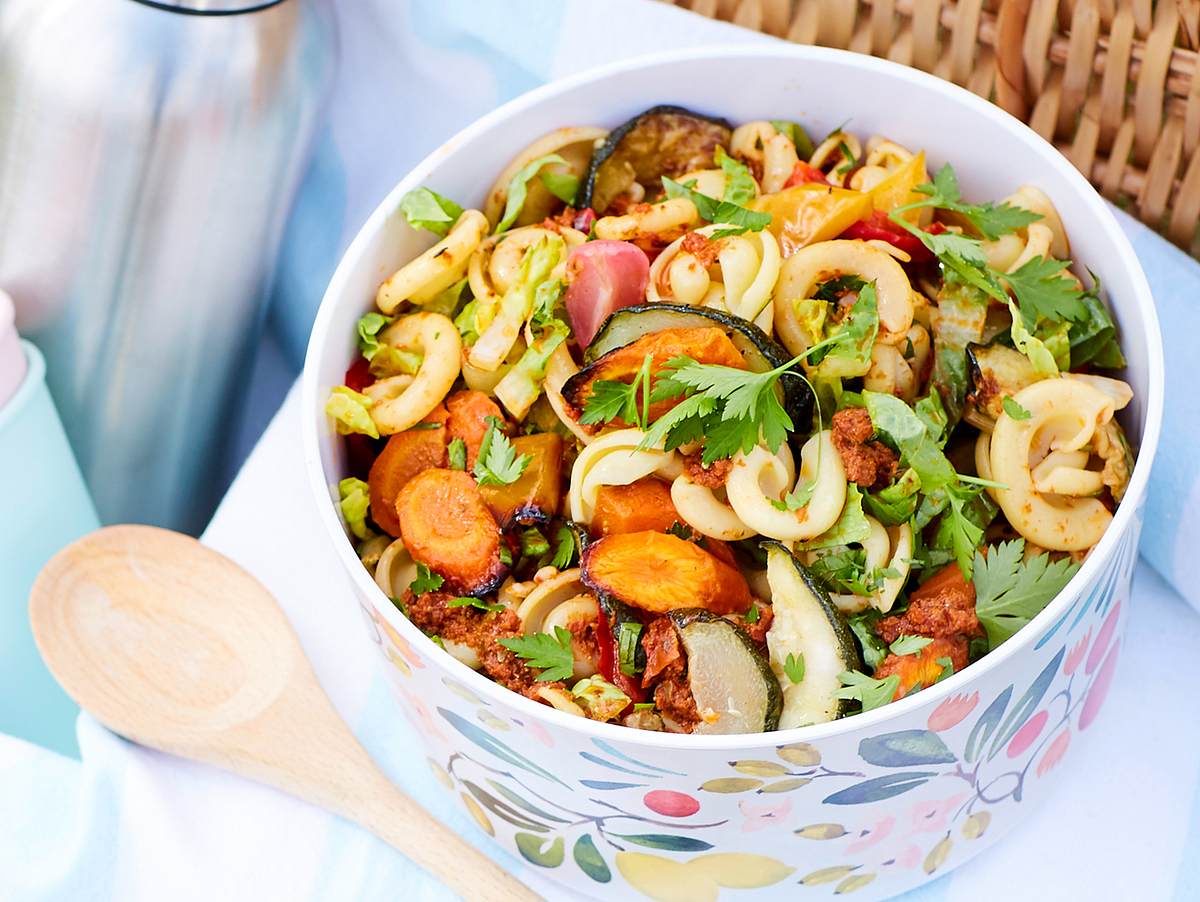 Bunter Ofengemüse-Nudelsalat mit rotem Pesto Rezept