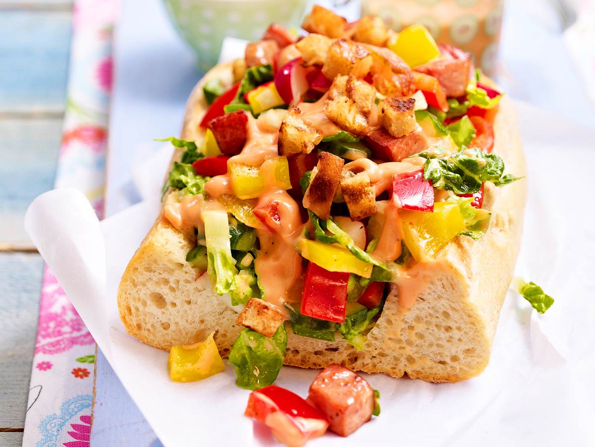 Bunter Paprika-Salat im krossen Ciabatta Rezept