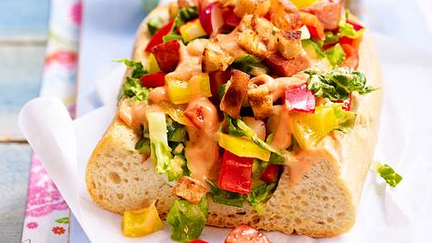 Bunter Paprika-Salat im krossen Ciabatta Rezept - Foto: House of Food / Bauer Food Experts KG