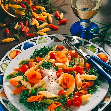 Bunter Pennesalat mit Cognacsoße und Lachs Rezept Bunter Pennesalat mit Cognacsoße und Lachs Rezept