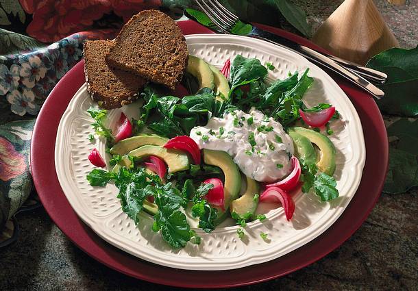 Bunter Raukesalat mit Sojacreme-Dip Rezept Bunter Raukesalat mit Sojacreme-Dip Rezept