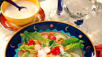 Bunter Salat mit Buttermilch-Zitronendressing Rezept - Foto: LECKER @ Bauer Media Group