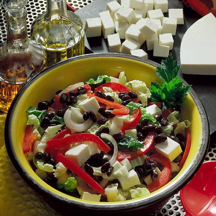 Bunter Salat mit Chinakohl und Schafskäse Rezept