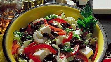 Bunter Salat mit Chinakohl und Schafskäse Rezept - Foto: House of Food / Bauer Food Experts KG