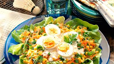 Bunter Salat mit geraspelten Möhren, Mais und Lauchzwiebeln Rezept - Foto: LECKER @ Bauer Media Group
