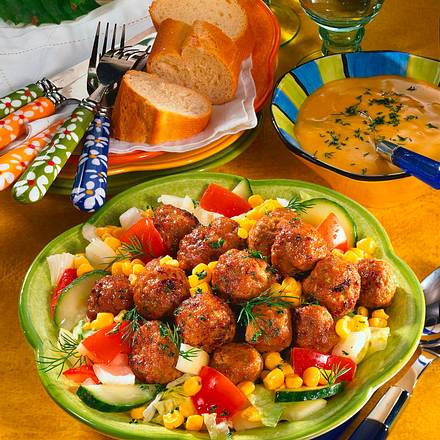 Bunter Salat mit Hackbällchen Rezept Bunter Salat mit Hackbällchen Rezept