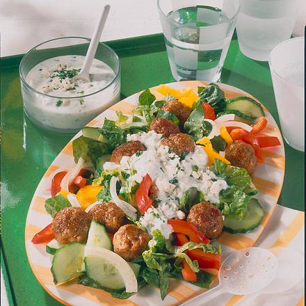 Bunter Salat mit Hackbällchen Rezept