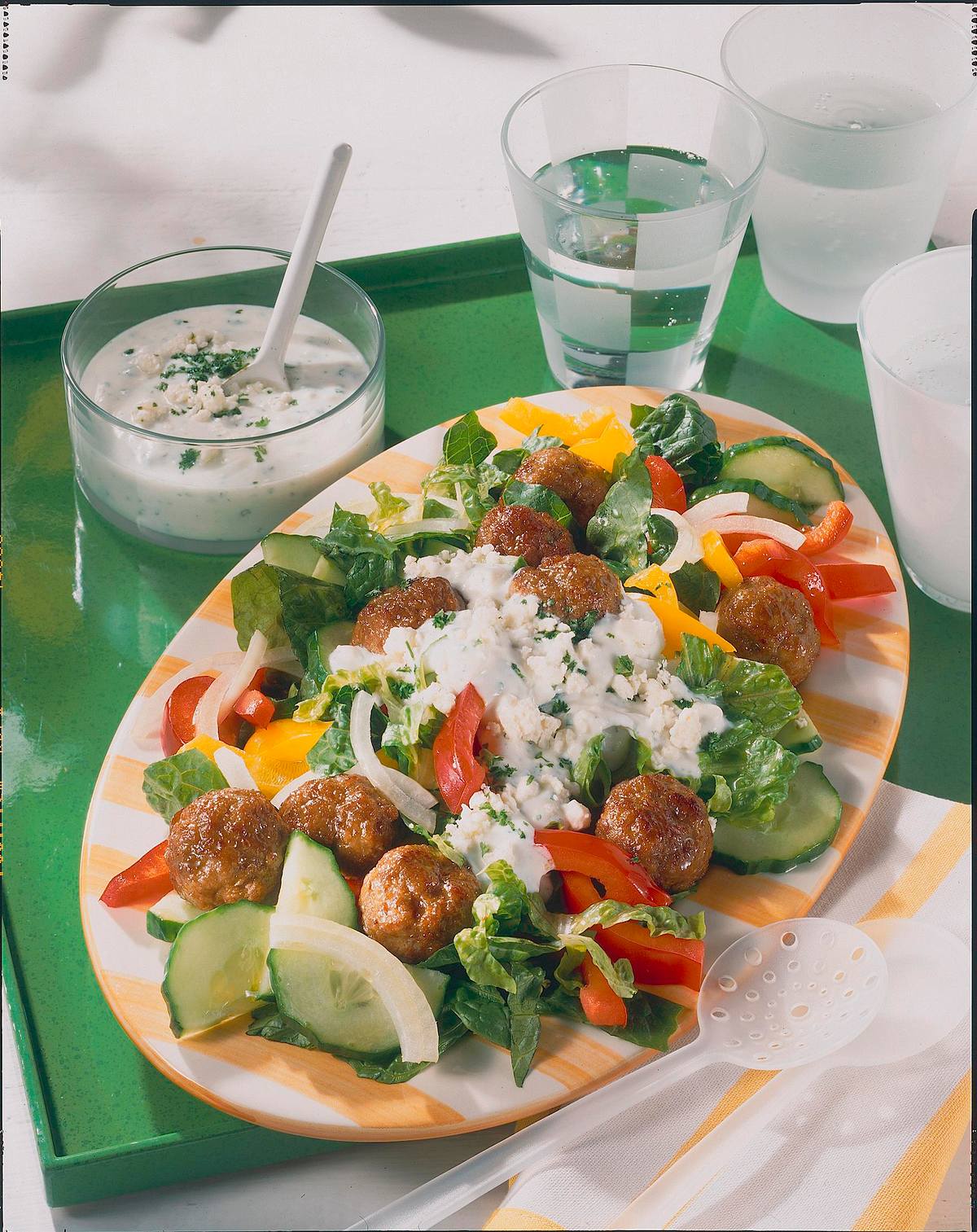 Bunter Salat mit Hackbällchen Rezept