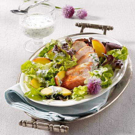 Bunter Salat mit Hähnchenfilets Rezept
