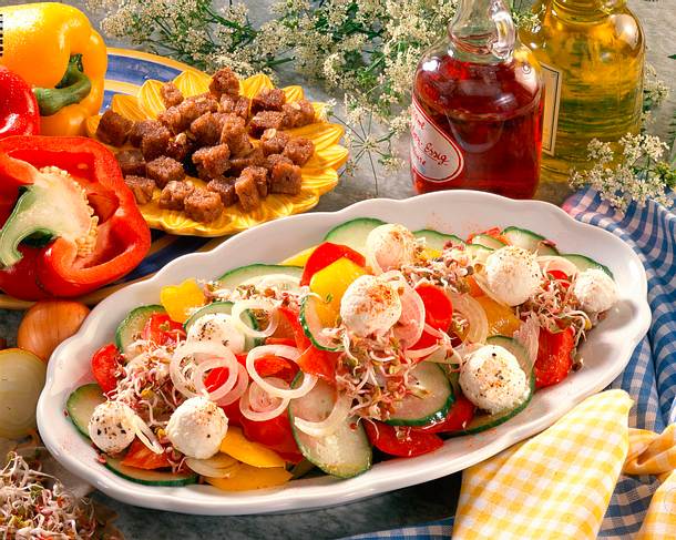 Bunter Salat mit Käsebällchen Rezept