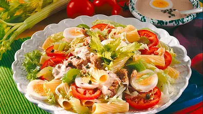 Bunter Salat mit Nudeln und Thunfisch Rezept - Foto: LECKER @ Bauer Media Group