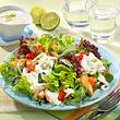 Bunter Salat mit Putenstreifen und Joghurt-Limetten-Soße Rezept - Foto: Först, Thomas